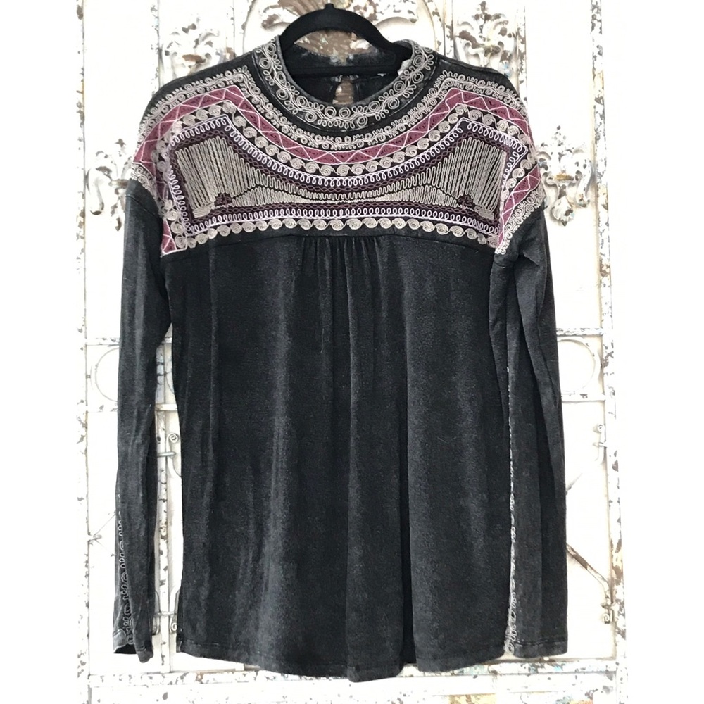 Gimmicks top w/beautiful embroidery!
